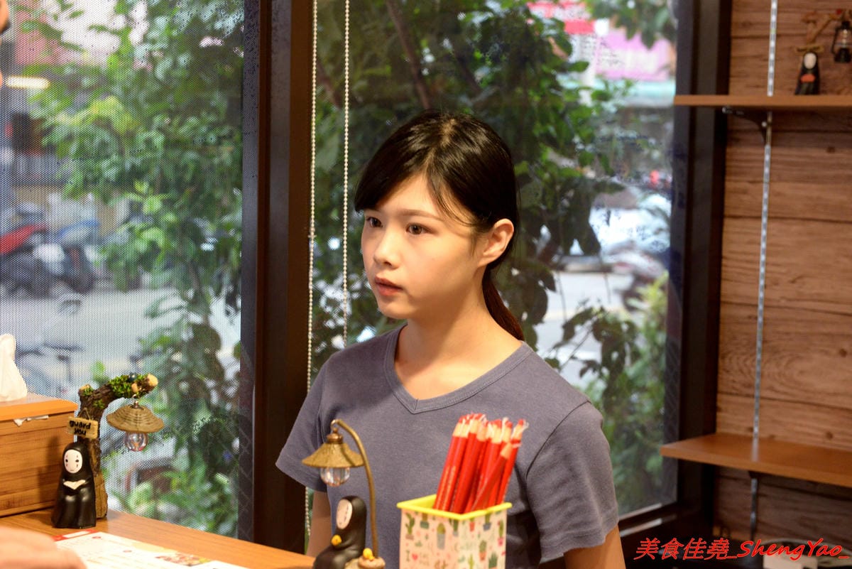 [台中沙鹿]ㄨ麻尹 台中沙鹿店 – 來自彰化市的人氣平價日式食堂,丼飯、咖哩飯和炒烏龍麵都不錯吃很推薦,工讀生妹妹清純呆萌超可愛,12/16-12/29試賣期間優惠很大方。