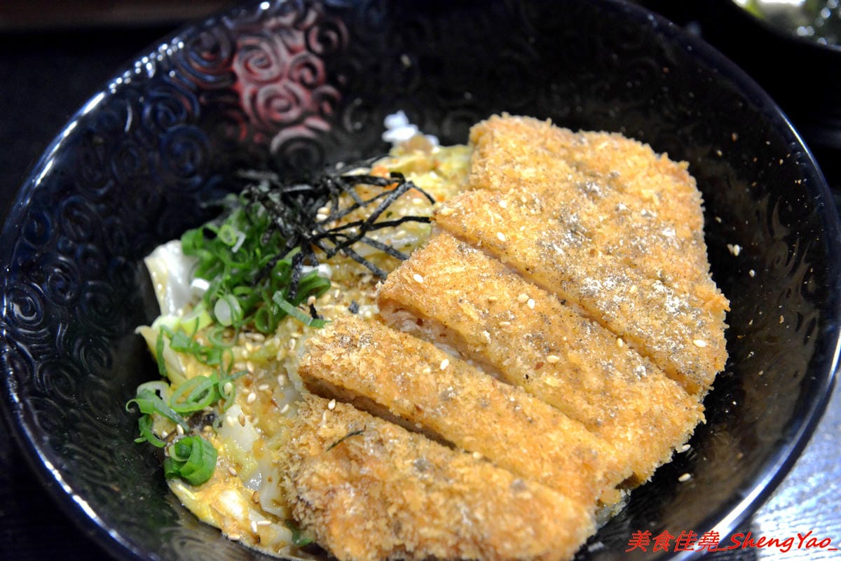 [台中沙鹿]ㄨ麻尹 台中沙鹿店 – 來自彰化市的人氣平價日式食堂,丼飯、咖哩飯和炒烏龍麵都不錯吃很推薦,工讀生妹妹清純呆萌超可愛,12/16-12/29試賣期間優惠很大方。