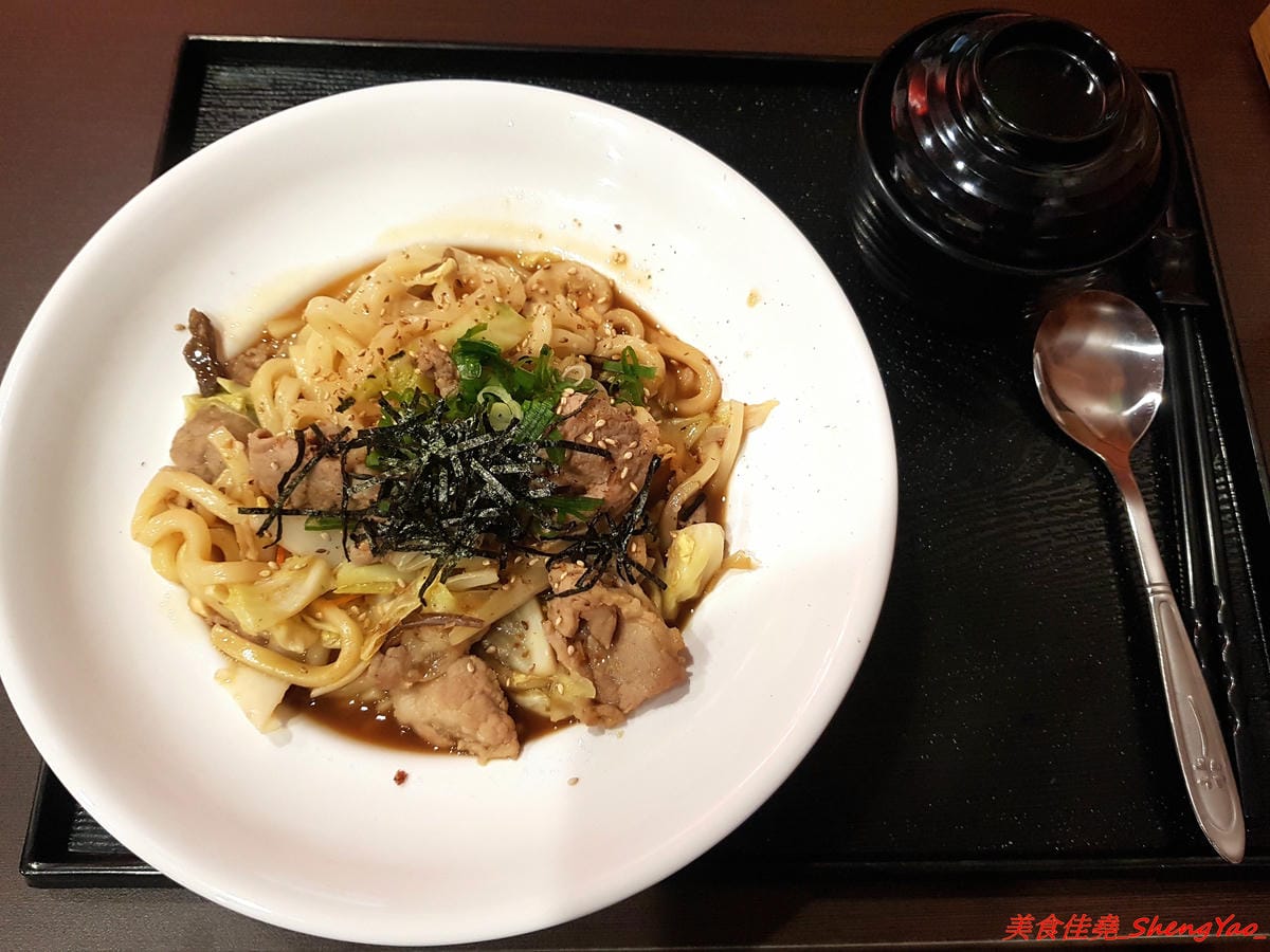 [台中沙鹿]ㄨ麻尹 台中沙鹿店 – 來自彰化市的人氣平價日式食堂,丼飯、咖哩飯和炒烏龍麵都不錯吃很推薦,工讀生妹妹清純呆萌超可愛,12/16-12/29試賣期間優惠很大方。