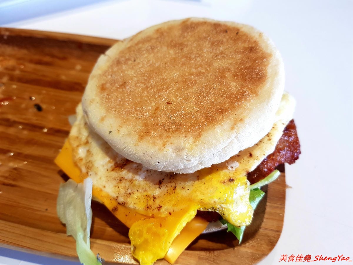 [台中梧棲]幸福早餐坊 – 梧棲人氣早餐店搬家換新店面,店內環境舒適,復古元素裝潢超特別,吃早餐也能拍照打卡上傳,餐點種類多到目不暇給,有比一般西式早餐感覺更好吃,價位卻差不多。