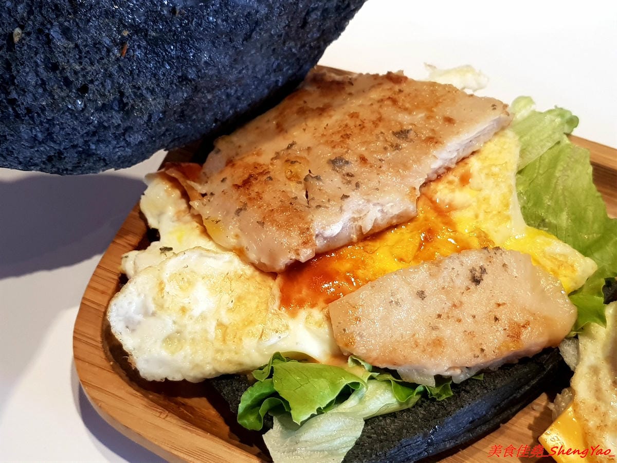 [台中梧棲]幸福早餐坊 – 梧棲人氣早餐店搬家換新店面,店內環境舒適,復古元素裝潢超特別,吃早餐也能拍照打卡上傳,餐點種類多到目不暇給,有比一般西式早餐感覺更好吃,價位卻差不多。