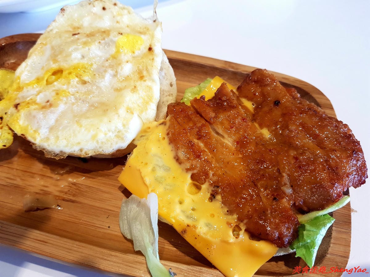 [台中梧棲]幸福早餐坊 – 梧棲人氣早餐店搬家換新店面,店內環境舒適,復古元素裝潢超特別,吃早餐也能拍照打卡上傳,餐點種類多到目不暇給,有比一般西式早餐感覺更好吃,價位卻差不多。