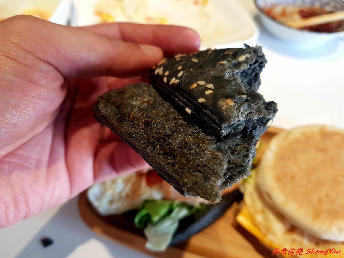 [台中梧棲]幸福早餐坊 – 梧棲人氣早餐店搬家換新店面,店內環境舒適,復古元素裝潢超特別,吃早餐也能拍照打卡上傳,餐點種類多到目不暇給,有比一般西式早餐感覺更好吃,價位卻差不多。