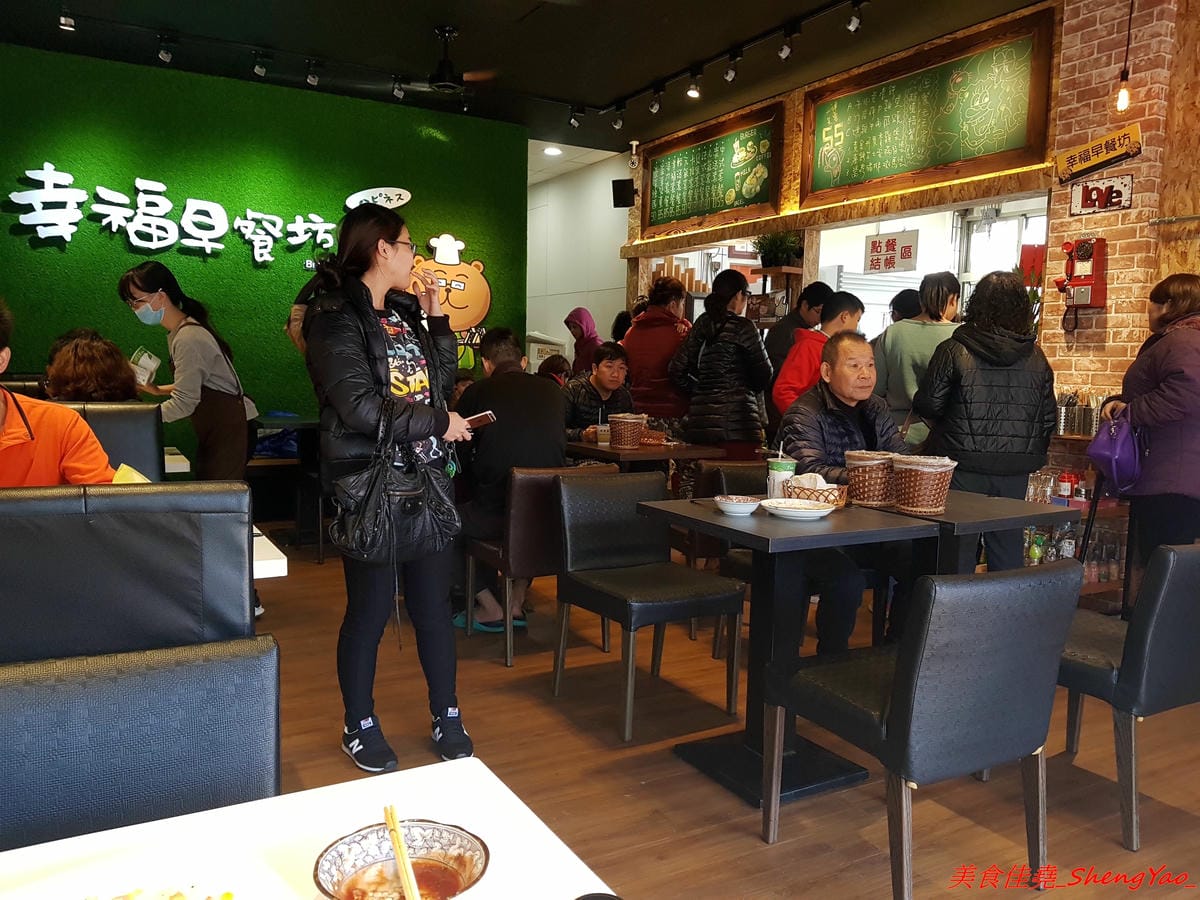 [台中梧棲]幸福早餐坊 – 梧棲人氣早餐店搬家換新店面,店內環境舒適,復古元素裝潢超特別,吃早餐也能拍照打卡上傳,餐點種類多到目不暇給,有比一般西式早餐感覺更好吃,價位卻差不多。