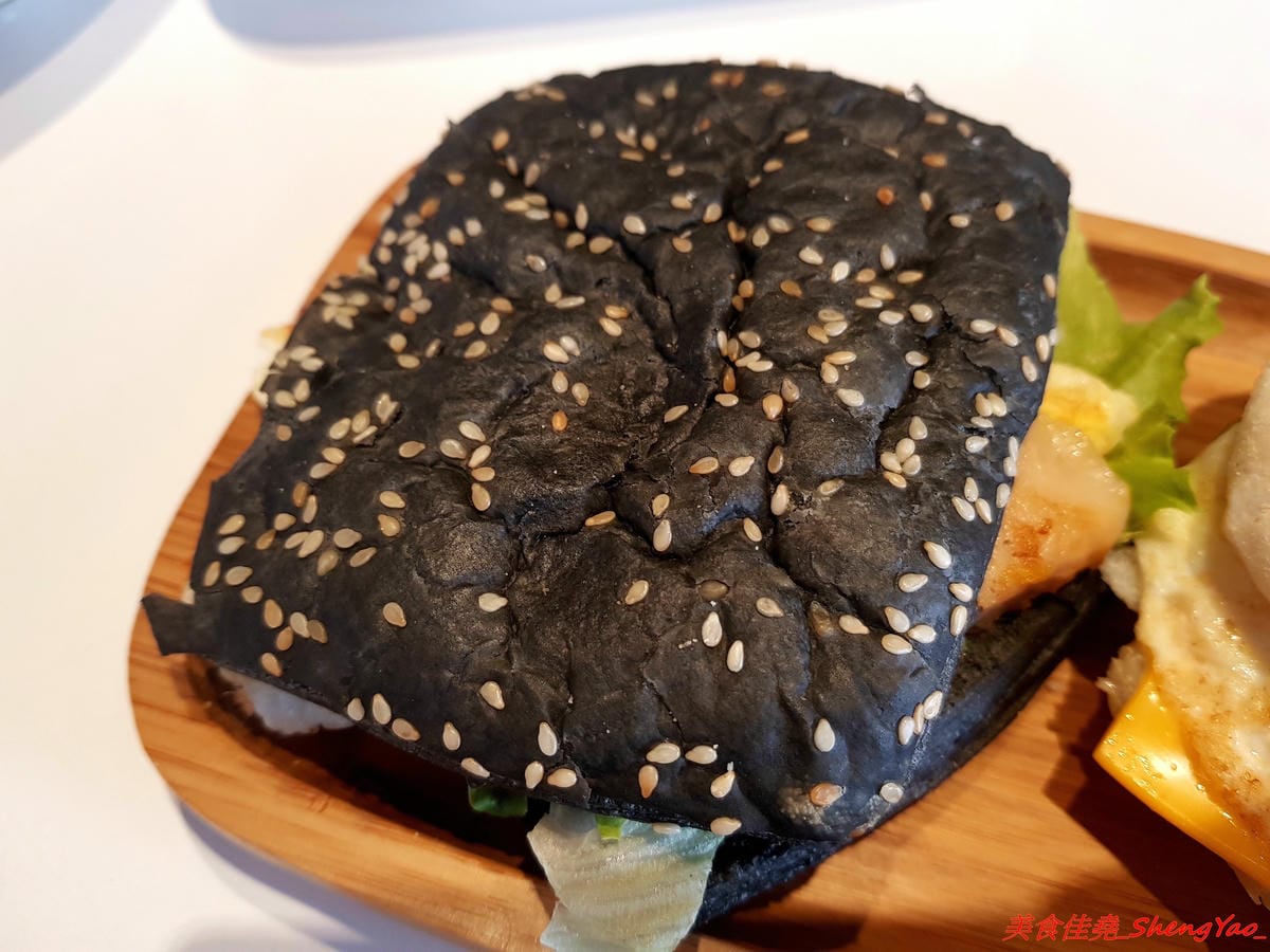 [台中梧棲]幸福早餐坊 – 梧棲人氣早餐店搬家換新店面,店內環境舒適,復古元素裝潢超特別,吃早餐也能拍照打卡上傳,餐點種類多到目不暇給,有比一般西式早餐感覺更好吃,價位卻差不多。