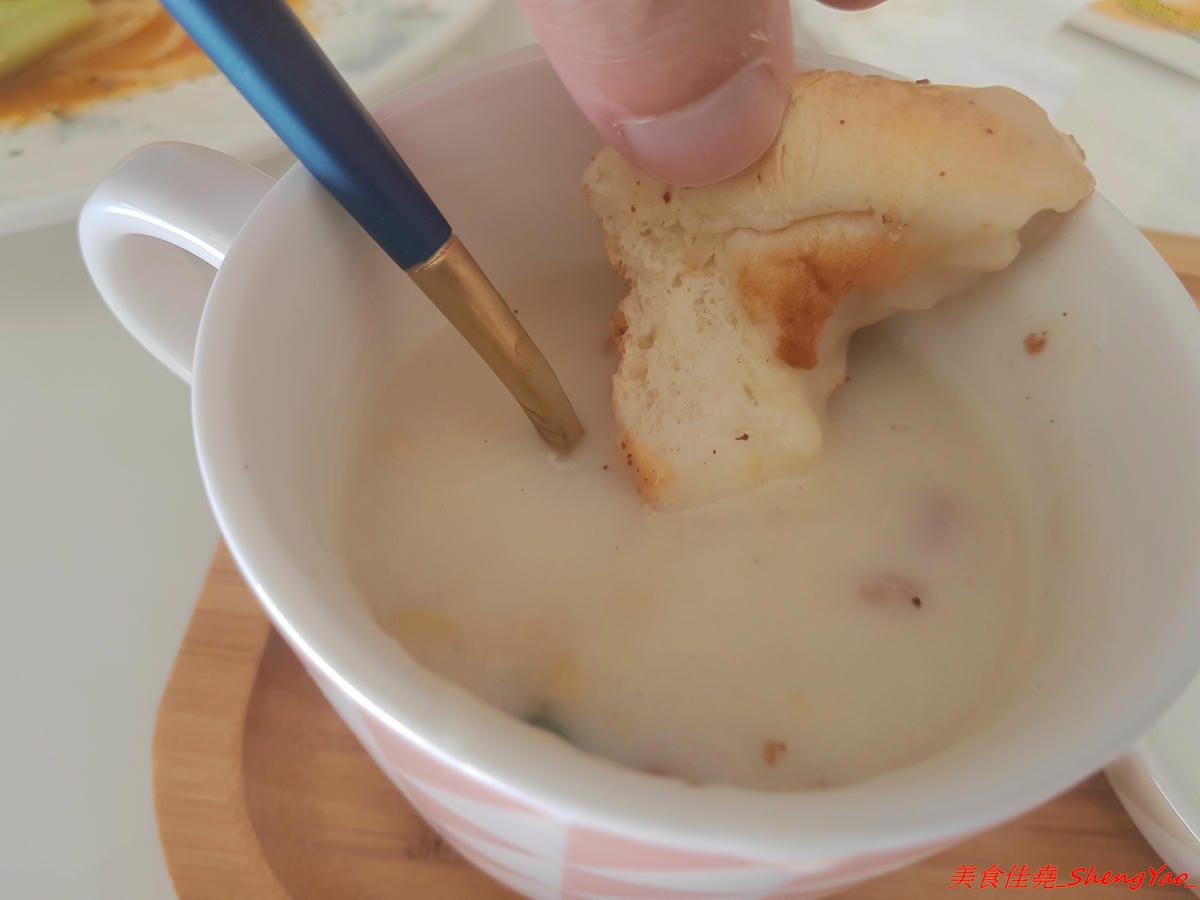 [台中沙鹿]OKKO義式小館 – 台中市區知名的夏帕義大利麵姊妹品牌餐廳,鐵皮屋外觀裏頭有著不輸高檔餐廳的裝潢,餐點走平價路線,口味不落俗套,不錯吃,擺盤也超用心。(已歇業)