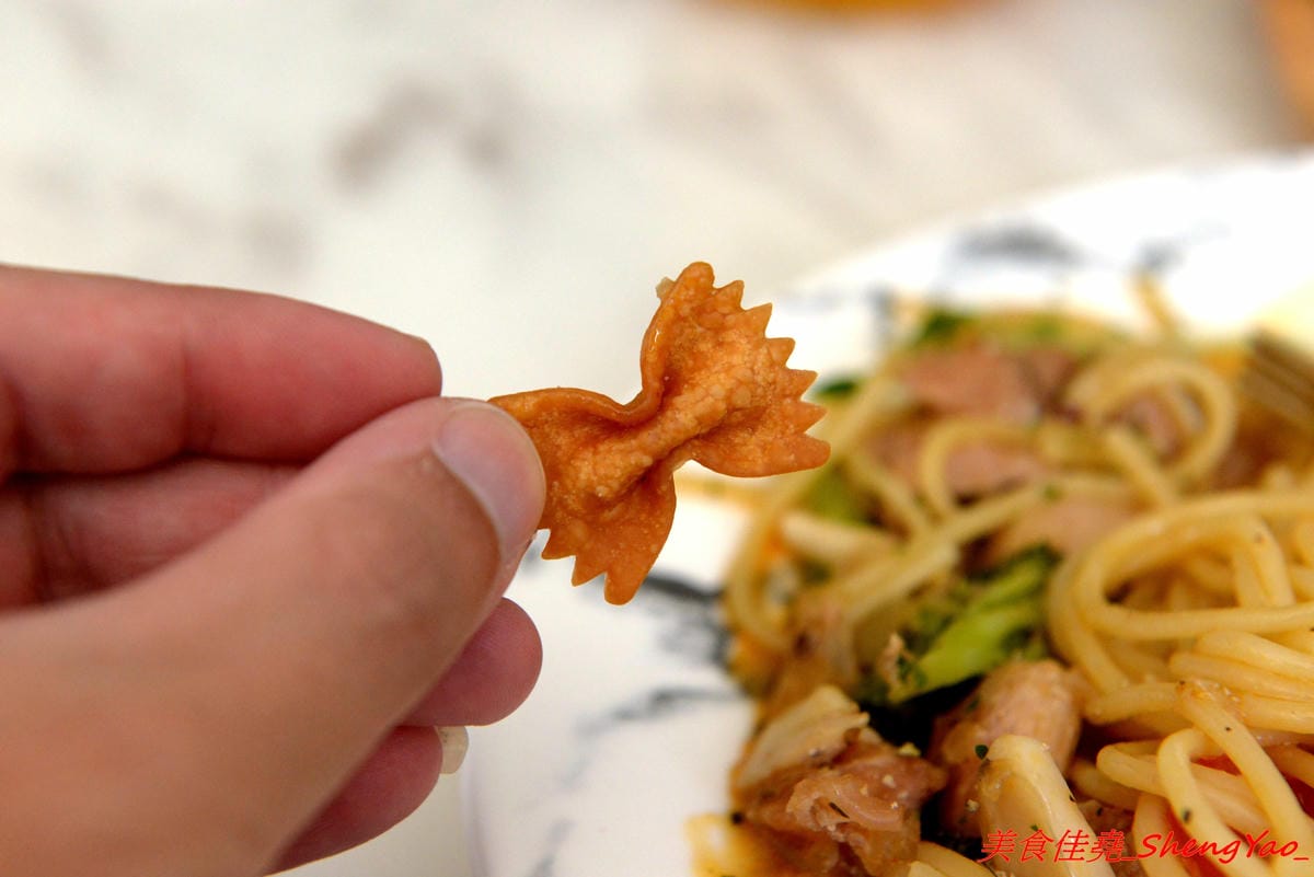 [台中沙鹿]OKKO義式小館 – 台中市區知名的夏帕義大利麵姊妹品牌餐廳,鐵皮屋外觀裏頭有著不輸高檔餐廳的裝潢,餐點走平價路線,口味不落俗套,不錯吃,擺盤也超用心。(已歇業)