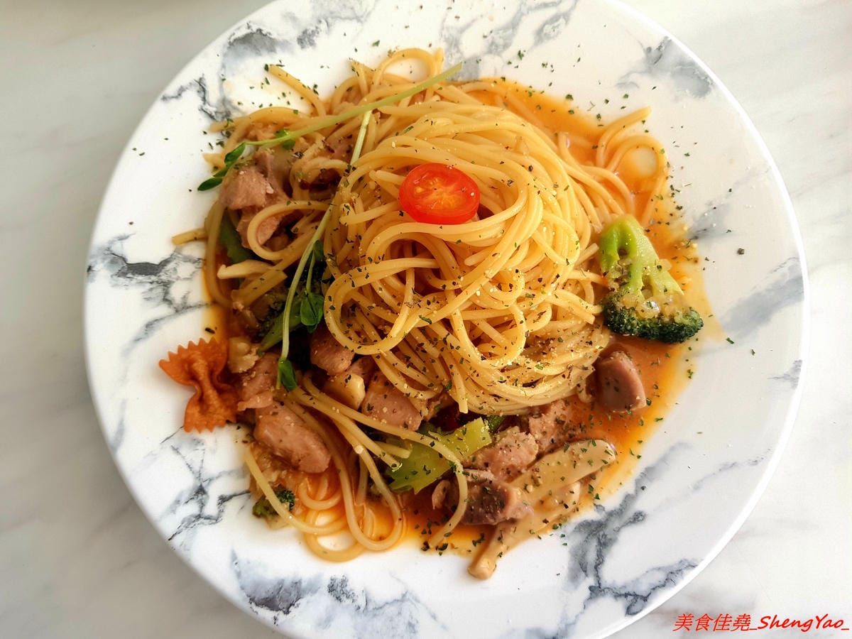 [台中沙鹿]OKKO義式小館 – 台中市區知名的夏帕義大利麵姊妹品牌餐廳,鐵皮屋外觀裏頭有著不輸高檔餐廳的裝潢,餐點走平價路線,口味不落俗套,不錯吃,擺盤也超用心。(已歇業)
