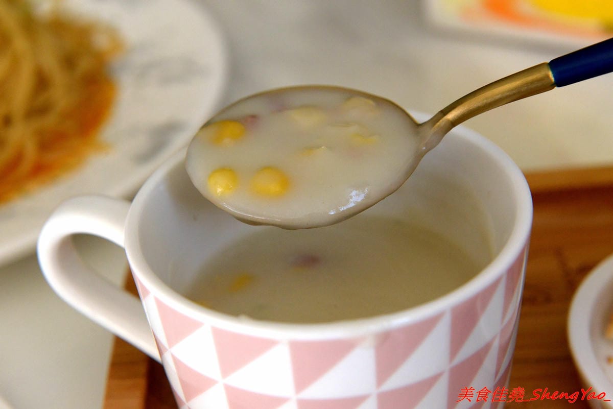 [台中沙鹿]OKKO義式小館 – 台中市區知名的夏帕義大利麵姊妹品牌餐廳,鐵皮屋外觀裏頭有著不輸高檔餐廳的裝潢,餐點走平價路線,口味不落俗套,不錯吃,擺盤也超用心。(已歇業)