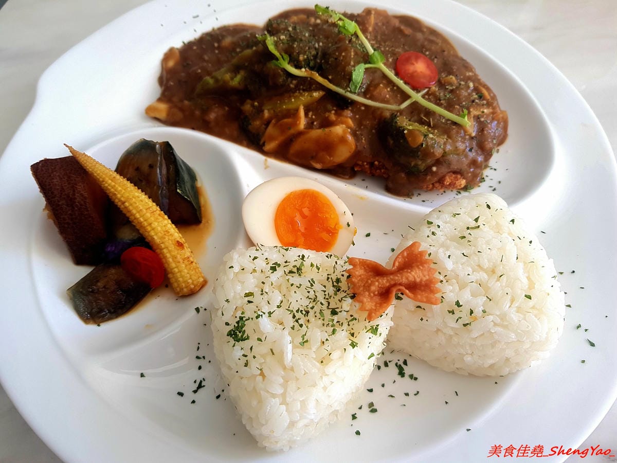 [台中沙鹿]OKKO義式小館 – 台中市區知名的夏帕義大利麵姊妹品牌餐廳,鐵皮屋外觀裏頭有著不輸高檔餐廳的裝潢,餐點走平價路線,口味不落俗套,不錯吃,擺盤也超用心。(已歇業)