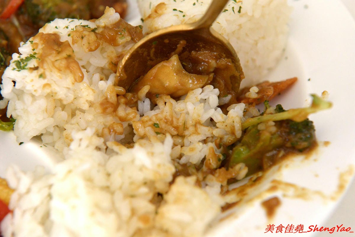 [台中沙鹿]OKKO義式小館 – 台中市區知名的夏帕義大利麵姊妹品牌餐廳,鐵皮屋外觀裏頭有著不輸高檔餐廳的裝潢,餐點走平價路線,口味不落俗套,不錯吃,擺盤也超用心。(已歇業)