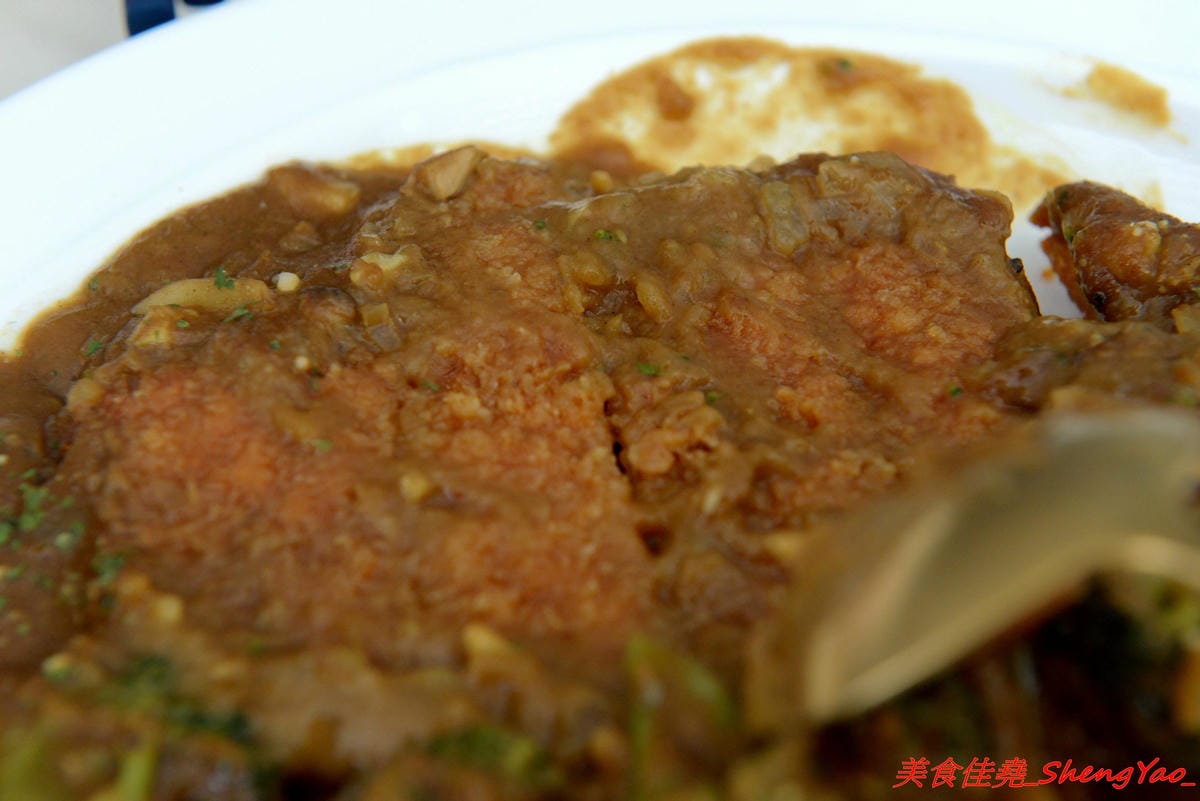 [台中沙鹿]OKKO義式小館 – 台中市區知名的夏帕義大利麵姊妹品牌餐廳,鐵皮屋外觀裏頭有著不輸高檔餐廳的裝潢,餐點走平價路線,口味不落俗套,不錯吃,擺盤也超用心。(已歇業)