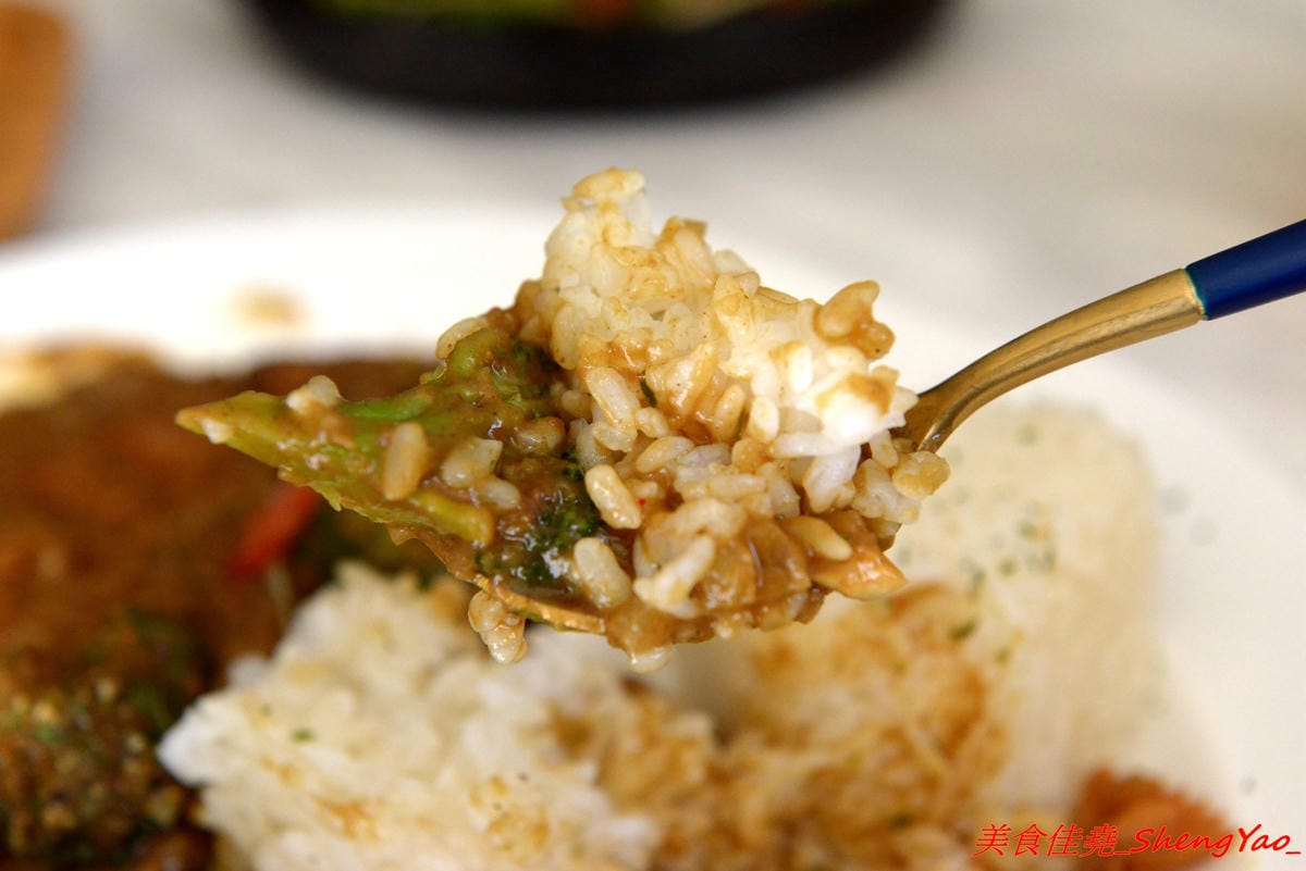 [台中沙鹿]OKKO義式小館 – 台中市區知名的夏帕義大利麵姊妹品牌餐廳,鐵皮屋外觀裏頭有著不輸高檔餐廳的裝潢,餐點走平價路線,口味不落俗套,不錯吃,擺盤也超用心。(已歇業)