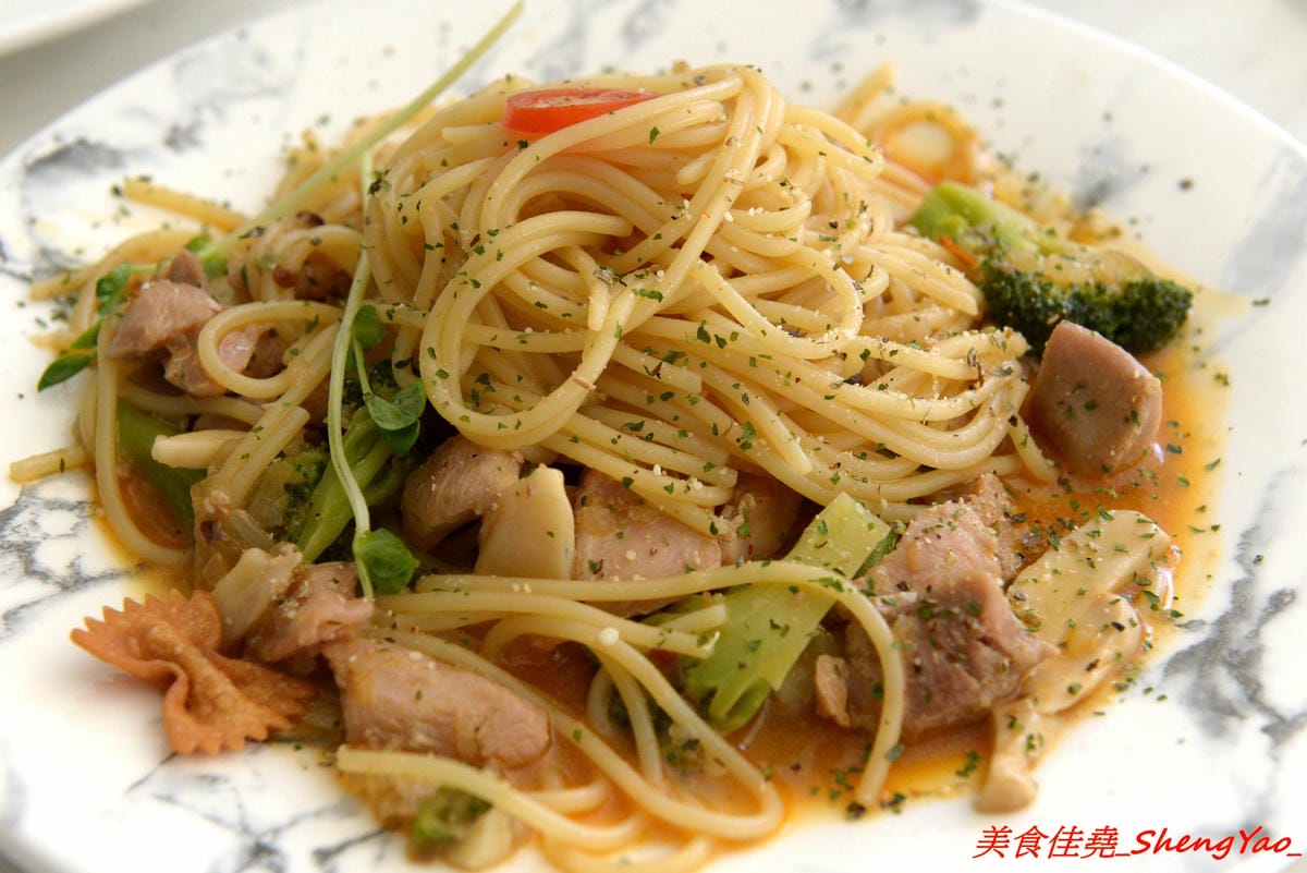 [台中沙鹿]OKKO義式小館 – 台中市區知名的夏帕義大利麵姊妹品牌餐廳,鐵皮屋外觀裏頭有著不輸高檔餐廳的裝潢,餐點走平價路線,口味不落俗套,不錯吃,擺盤也超用心。(已歇業)
