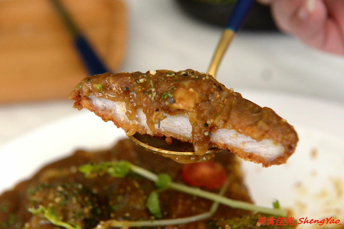 [台中沙鹿]OKKO義式小館 – 台中市區知名的夏帕義大利麵姊妹品牌餐廳,鐵皮屋外觀裏頭有著不輸高檔餐廳的裝潢,餐點走平價路線,口味不落俗套,不錯吃,擺盤也超用心。(已歇業)