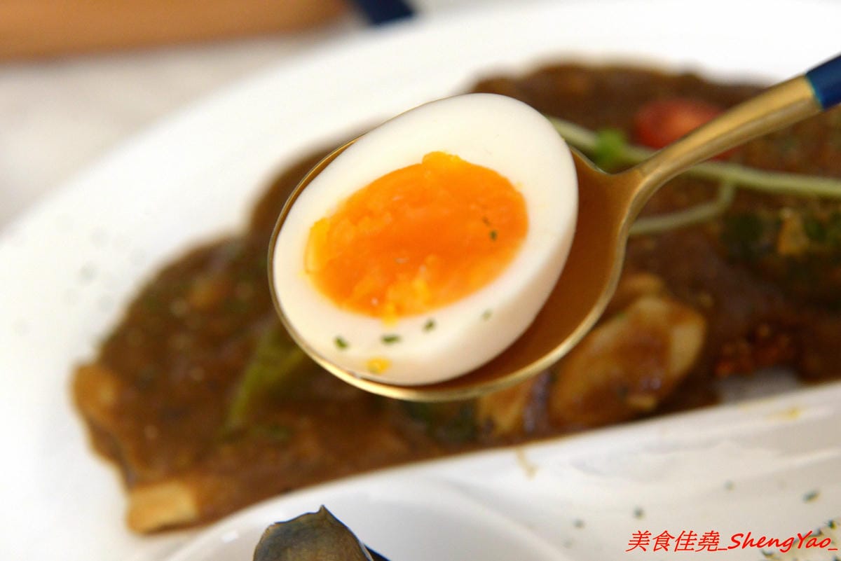 [台中沙鹿]OKKO義式小館 – 台中市區知名的夏帕義大利麵姊妹品牌餐廳,鐵皮屋外觀裏頭有著不輸高檔餐廳的裝潢,餐點走平價路線,口味不落俗套,不錯吃,擺盤也超用心。(已歇業)