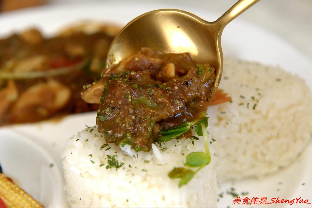 [台中沙鹿]OKKO義式小館 – 台中市區知名的夏帕義大利麵姊妹品牌餐廳,鐵皮屋外觀裏頭有著不輸高檔餐廳的裝潢,餐點走平價路線,口味不落俗套,不錯吃,擺盤也超用心。(已歇業)