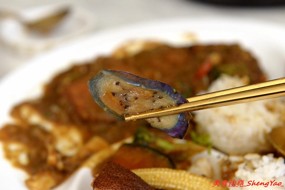 [台中沙鹿]OKKO義式小館 – 台中市區知名的夏帕義大利麵姊妹品牌餐廳,鐵皮屋外觀裏頭有著不輸高檔餐廳的裝潢,餐點走平價路線,口味不落俗套,不錯吃,擺盤也超用心。(已歇業)