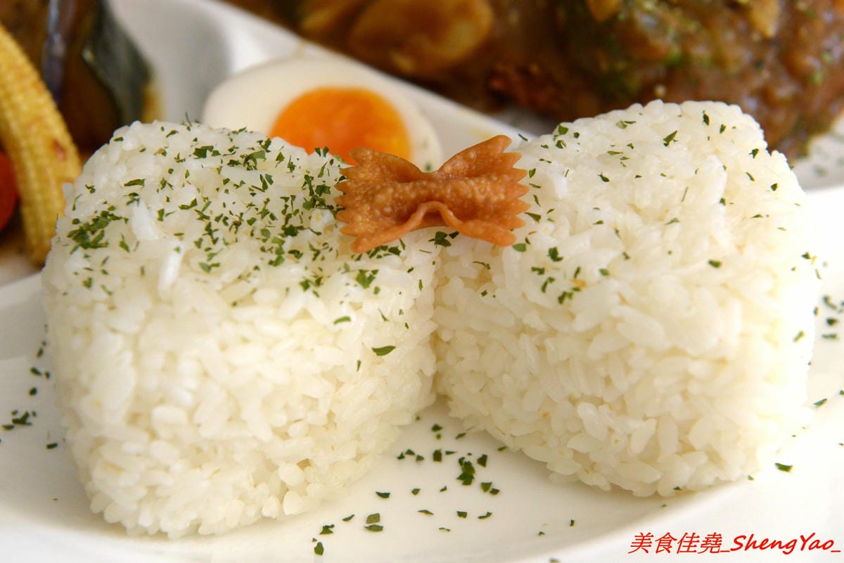 [台中沙鹿]OKKO義式小館 – 台中市區知名的夏帕義大利麵姊妹品牌餐廳,鐵皮屋外觀裏頭有著不輸高檔餐廳的裝潢,餐點走平價路線,口味不落俗套,不錯吃,擺盤也超用心。(已歇業)