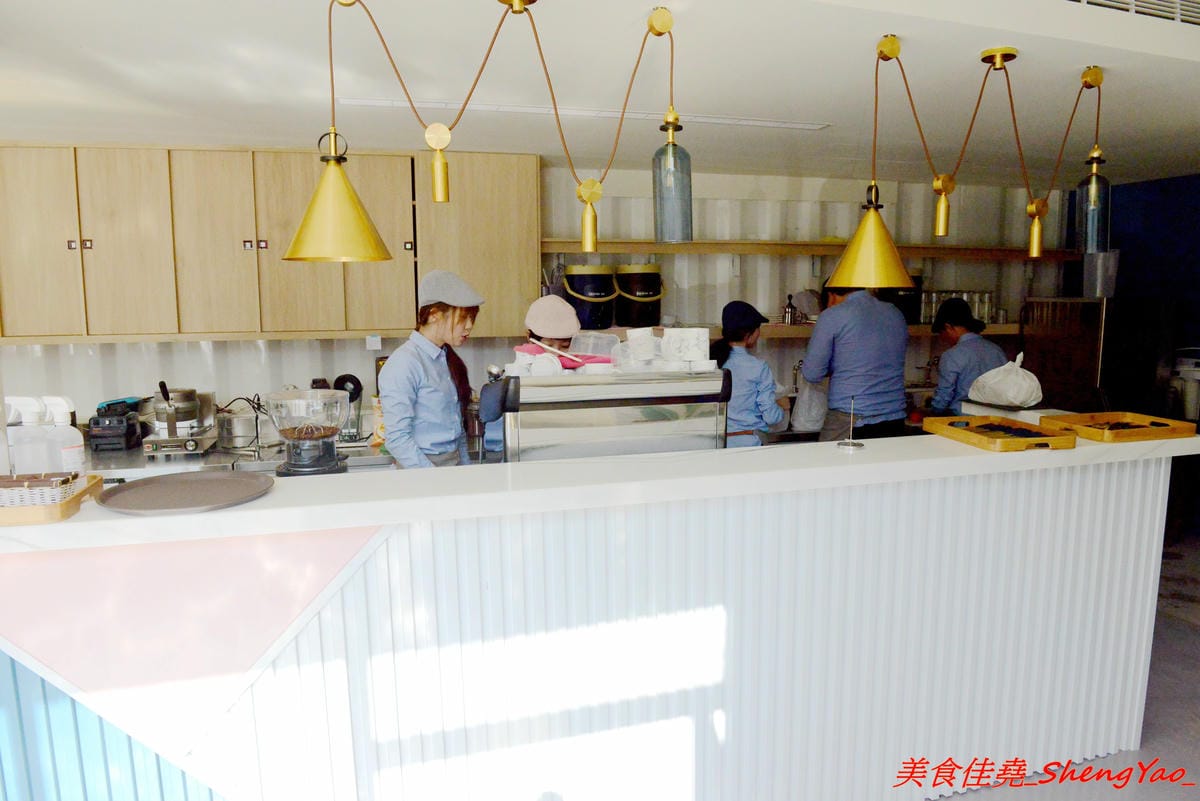 [台中沙鹿]OKKO義式小館 – 台中市區知名的夏帕義大利麵姊妹品牌餐廳,鐵皮屋外觀裏頭有著不輸高檔餐廳的裝潢,餐點走平價路線,口味不落俗套,不錯吃,擺盤也超用心。(已歇業)