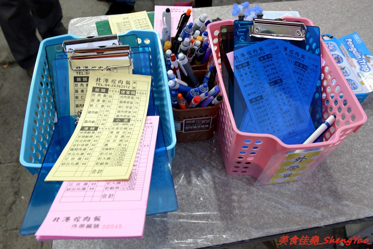[台中沙鹿]北港焢肉飯 – 歷經大火,相隔兩年多後,北港焢肉飯回來了,熟悉的味道沒有變,滷肉飯、蝦仁飯依舊好好吃,小菜類也很推,店內環境變得乾淨許多了,用餐舒適感大大提升。
