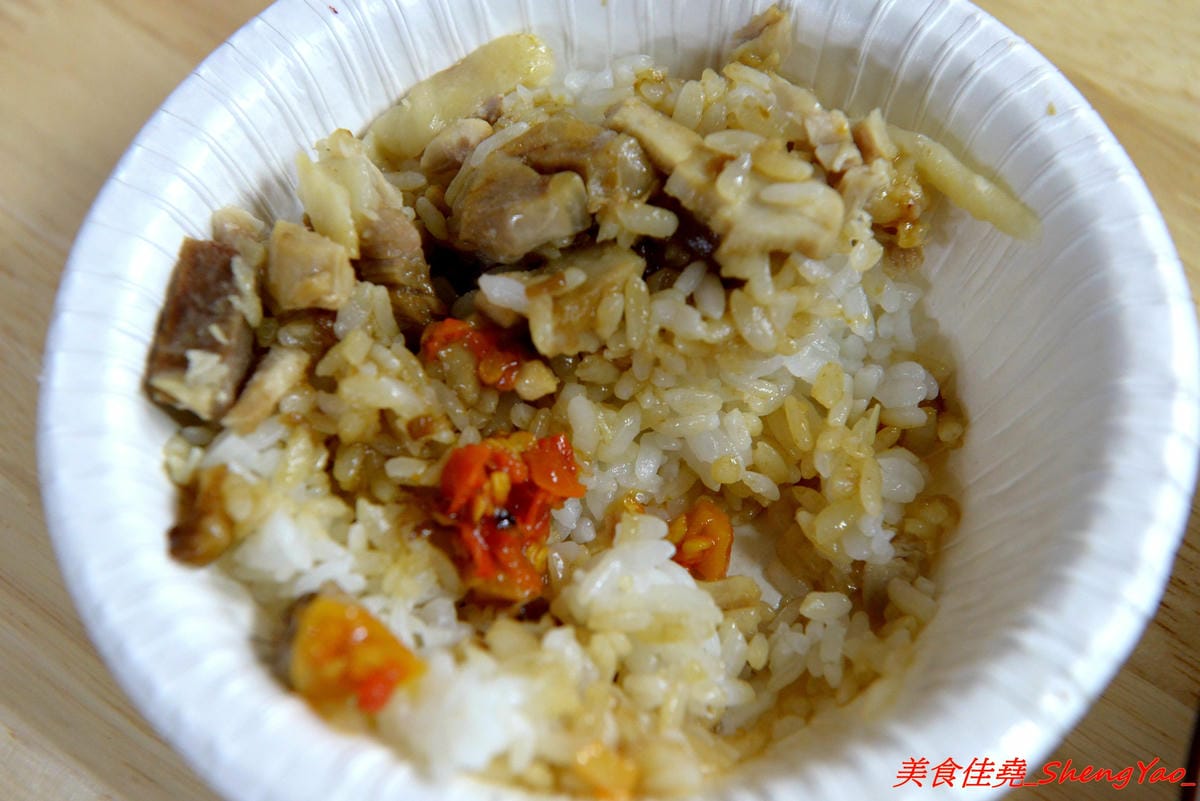 [台中沙鹿]北港焢肉飯 – 歷經大火,相隔兩年多後,北港焢肉飯回來了,熟悉的味道沒有變,滷肉飯、蝦仁飯依舊好好吃,小菜類也很推,店內環境變得乾淨許多了,用餐舒適感大大提升。