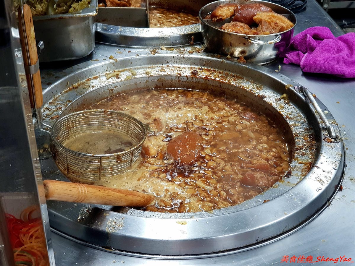 [台中沙鹿]北港焢肉飯 – 歷經大火,相隔兩年多後,北港焢肉飯回來了,熟悉的味道沒有變,滷肉飯、蝦仁飯依舊好好吃,小菜類也很推,店內環境變得乾淨許多了,用餐舒適感大大提升。