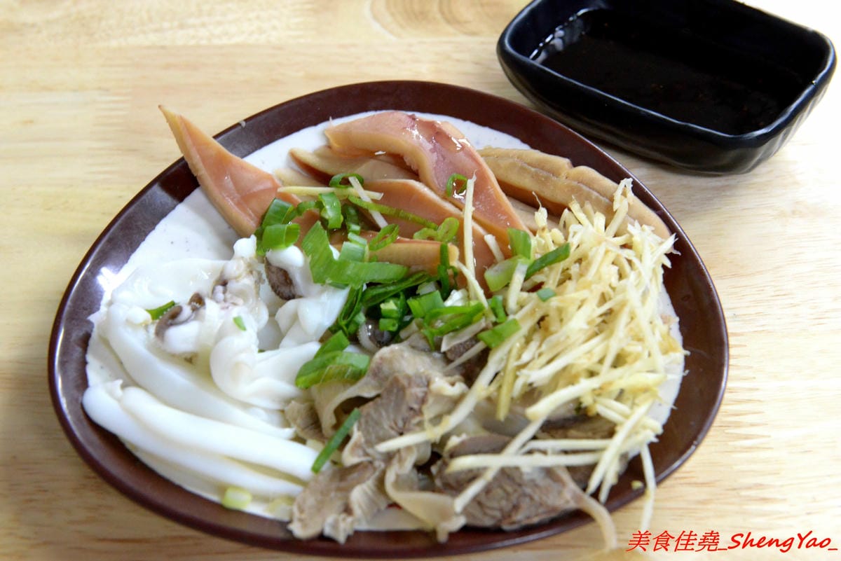 [台中沙鹿]北港焢肉飯 – 歷經大火,相隔兩年多後,北港焢肉飯回來了,熟悉的味道沒有變,滷肉飯、蝦仁飯依舊好好吃,小菜類也很推,店內環境變得乾淨許多了,用餐舒適感大大提升。
