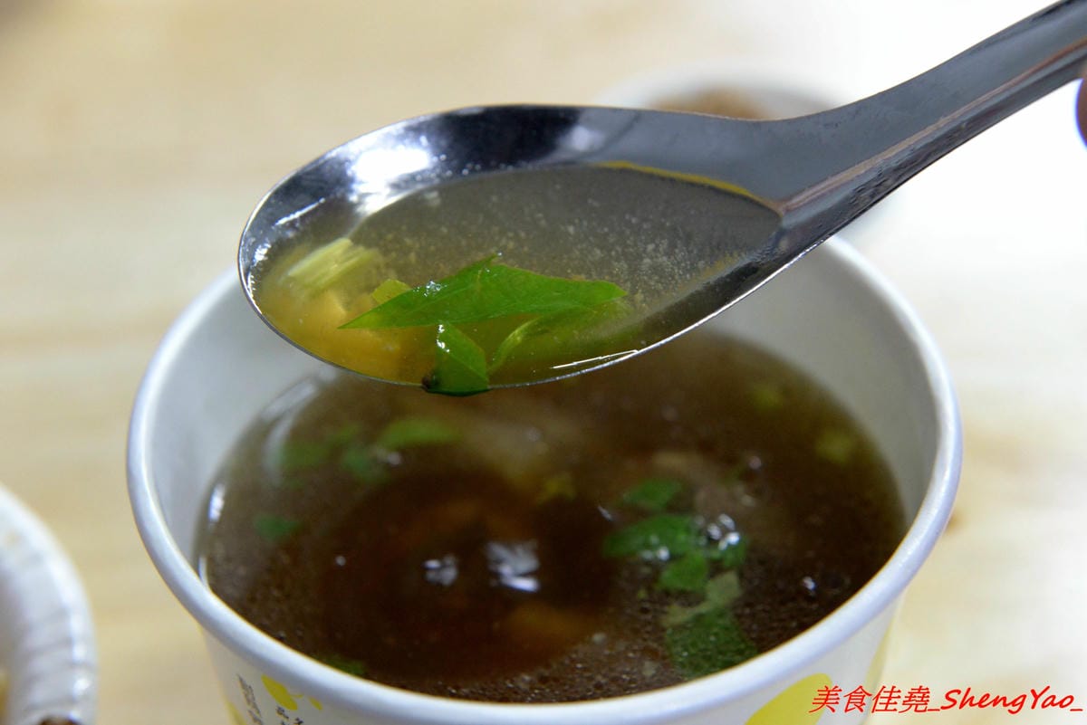 [台中沙鹿]北港焢肉飯 – 歷經大火,相隔兩年多後,北港焢肉飯回來了,熟悉的味道沒有變,滷肉飯、蝦仁飯依舊好好吃,小菜類也很推,店內環境變得乾淨許多了,用餐舒適感大大提升。