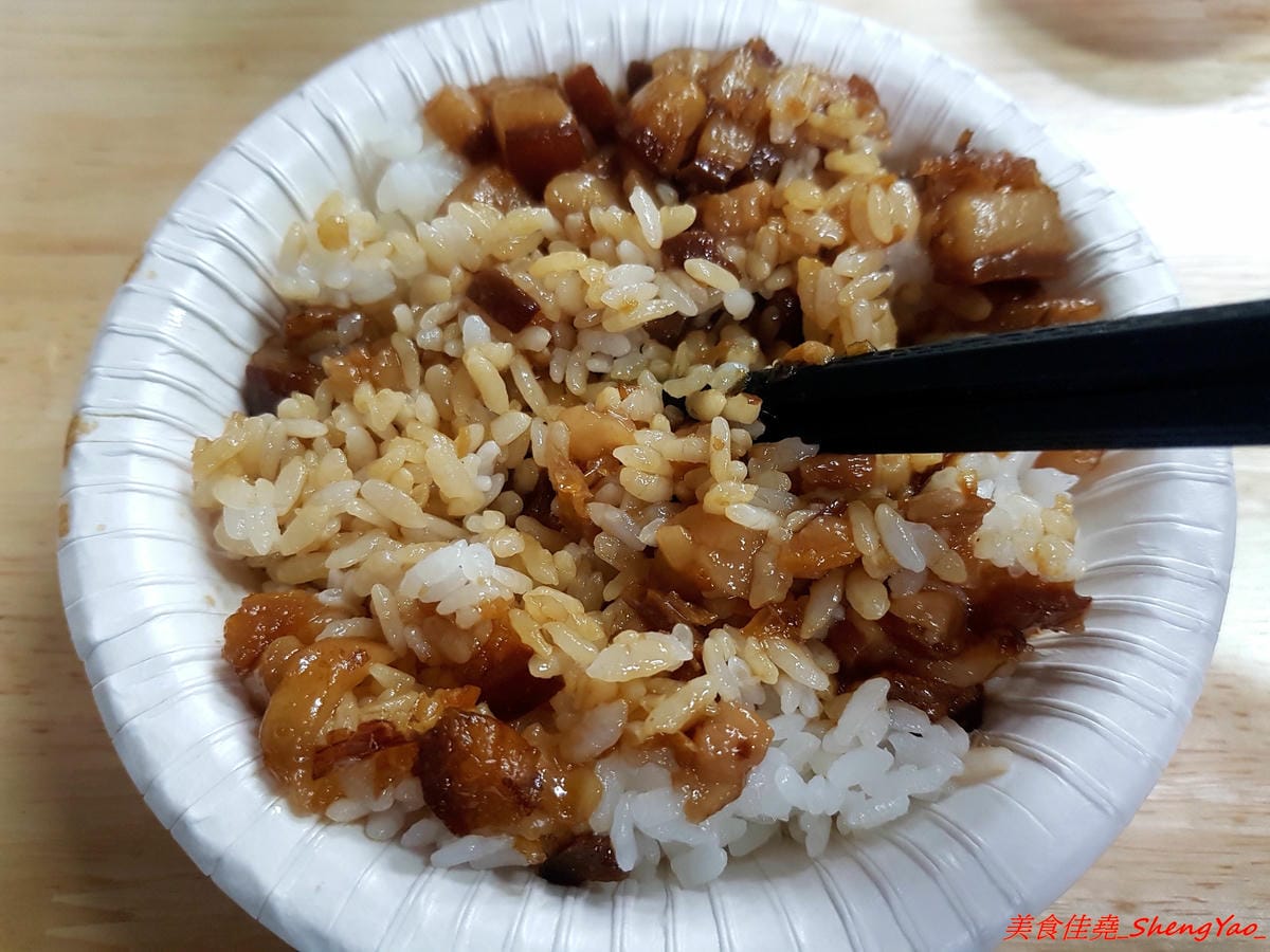 [台中沙鹿]北港焢肉飯 – 歷經大火,相隔兩年多後,北港焢肉飯回來了,熟悉的味道沒有變,滷肉飯、蝦仁飯依舊好好吃,小菜類也很推,店內環境變得乾淨許多了,用餐舒適感大大提升。