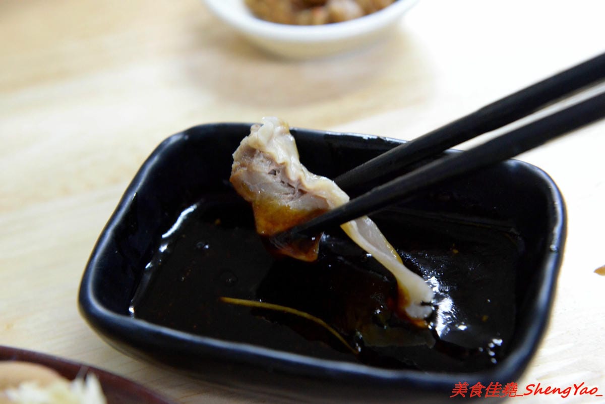 [台中沙鹿]北港焢肉飯 – 歷經大火,相隔兩年多後,北港焢肉飯回來了,熟悉的味道沒有變,滷肉飯、蝦仁飯依舊好好吃,小菜類也很推,店內環境變得乾淨許多了,用餐舒適感大大提升。