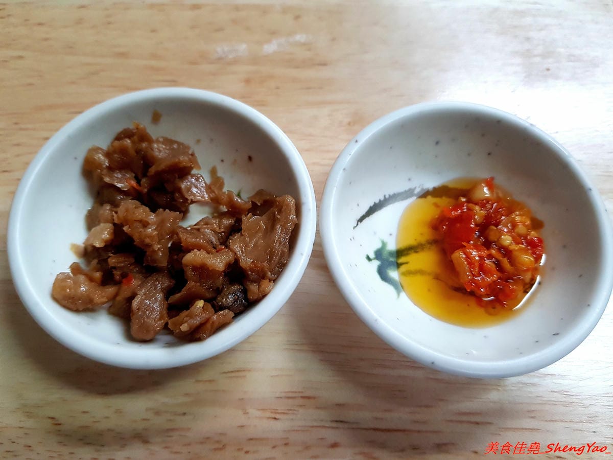 [台中沙鹿]北港焢肉飯 – 歷經大火,相隔兩年多後,北港焢肉飯回來了,熟悉的味道沒有變,滷肉飯、蝦仁飯依舊好好吃,小菜類也很推,店內環境變得乾淨許多了,用餐舒適感大大提升。