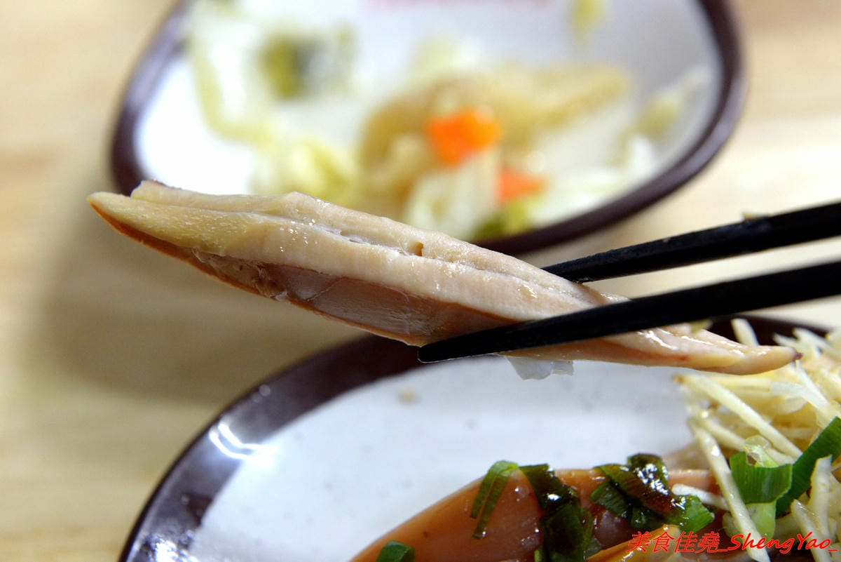 [台中沙鹿]北港焢肉飯 – 歷經大火,相隔兩年多後,北港焢肉飯回來了,熟悉的味道沒有變,滷肉飯、蝦仁飯依舊好好吃,小菜類也很推,店內環境變得乾淨許多了,用餐舒適感大大提升。