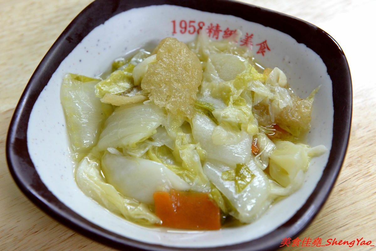 [台中沙鹿]北港焢肉飯 – 歷經大火,相隔兩年多後,北港焢肉飯回來了,熟悉的味道沒有變,滷肉飯、蝦仁飯依舊好好吃,小菜類也很推,店內環境變得乾淨許多了,用餐舒適感大大提升。