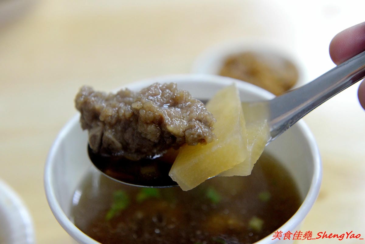 [台中沙鹿]北港焢肉飯 – 歷經大火,相隔兩年多後,北港焢肉飯回來了,熟悉的味道沒有變,滷肉飯、蝦仁飯依舊好好吃,小菜類也很推,店內環境變得乾淨許多了,用餐舒適感大大提升。