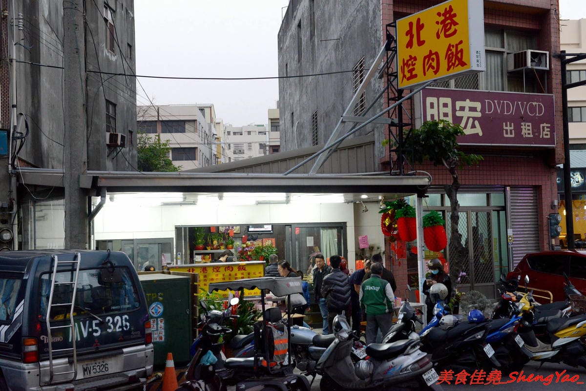 [台中沙鹿]北港焢肉飯 – 歷經大火,相隔兩年多後,北港焢肉飯回來了,熟悉的味道沒有變,滷肉飯、蝦仁飯依舊好好吃,小菜類也很推,店內環境變得乾淨許多了,用餐舒適感大大提升。