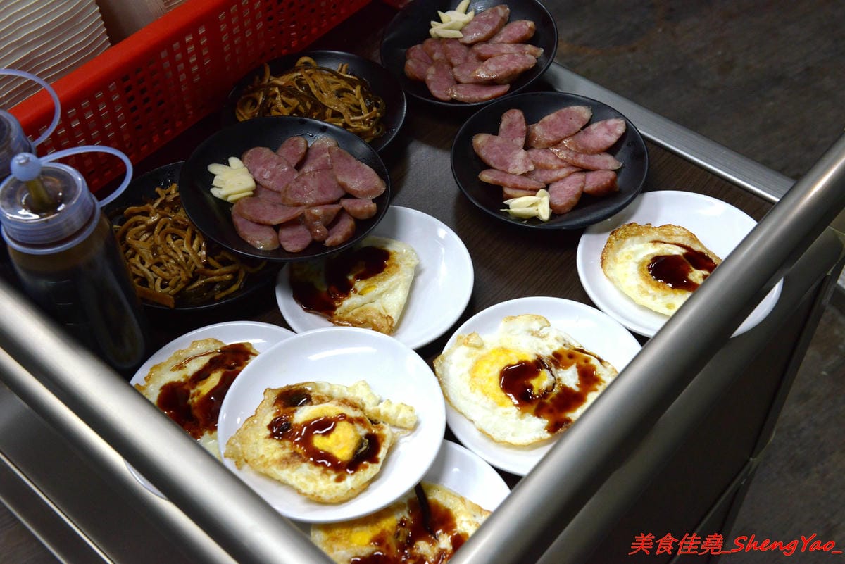 [台中沙鹿]北港焢肉飯 – 歷經大火,相隔兩年多後,北港焢肉飯回來了,熟悉的味道沒有變,滷肉飯、蝦仁飯依舊好好吃,小菜類也很推,店內環境變得乾淨許多了,用餐舒適感大大提升。