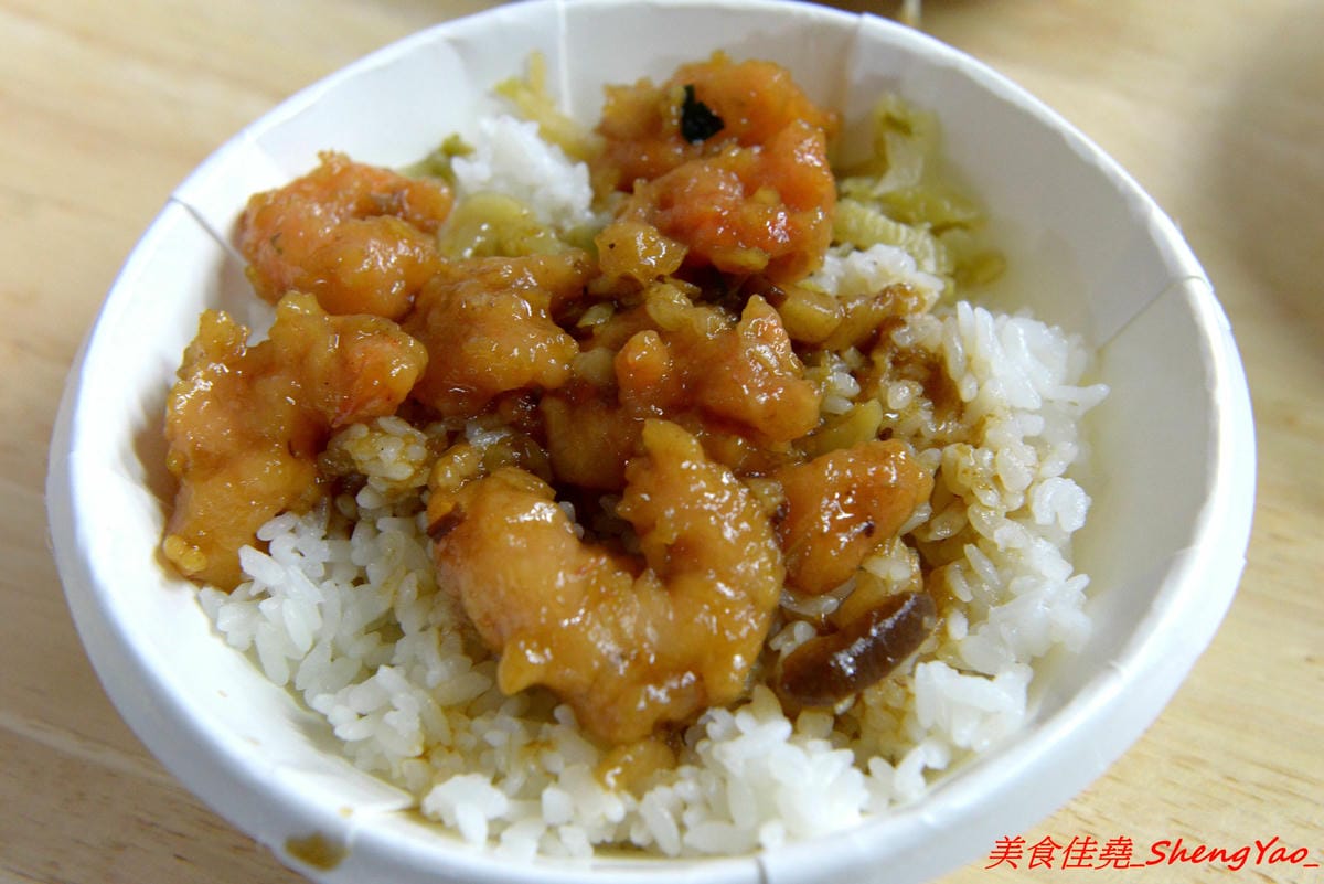 [台中沙鹿]北港焢肉飯 – 歷經大火,相隔兩年多後,北港焢肉飯回來了,熟悉的味道沒有變,滷肉飯、蝦仁飯依舊好好吃,小菜類也很推,店內環境變得乾淨許多了,用餐舒適感大大提升。