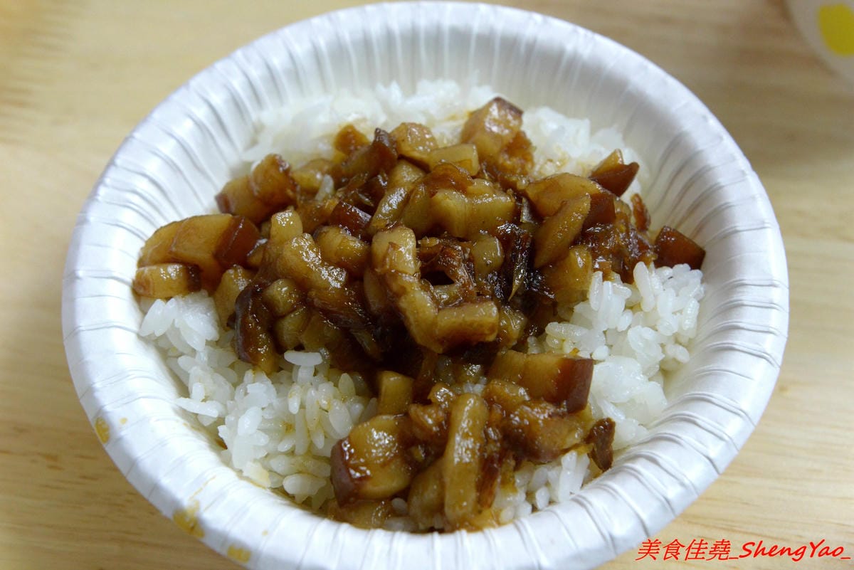 [台中沙鹿]北港焢肉飯 – 歷經大火,相隔兩年多後,北港焢肉飯回來了,熟悉的味道沒有變,滷肉飯、蝦仁飯依舊好好吃,小菜類也很推,店內環境變得乾淨許多了,用餐舒適感大大提升。