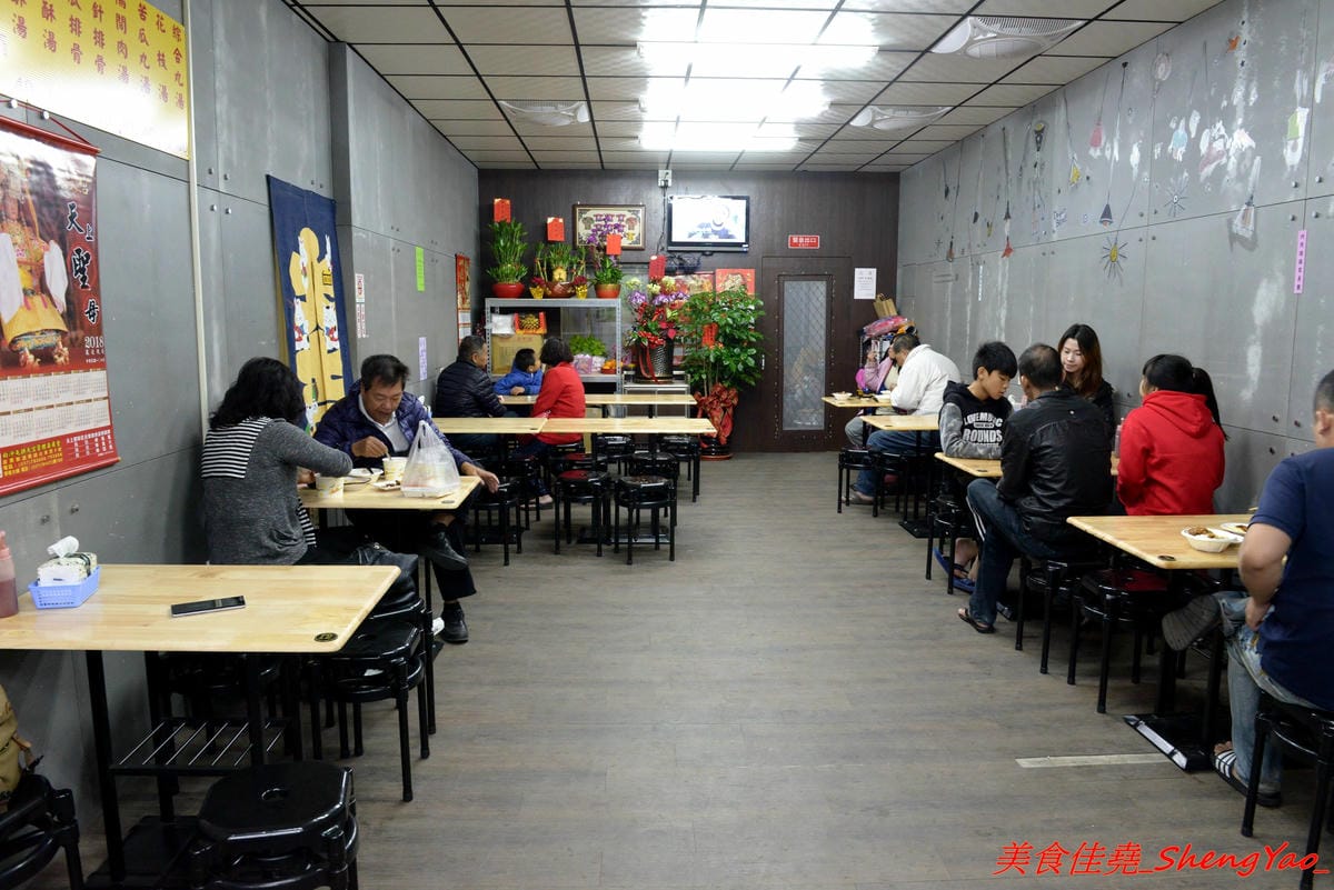 [台中沙鹿]北港焢肉飯 – 歷經大火,相隔兩年多後,北港焢肉飯回來了,熟悉的味道沒有變,滷肉飯、蝦仁飯依舊好好吃,小菜類也很推,店內環境變得乾淨許多了,用餐舒適感大大提升。