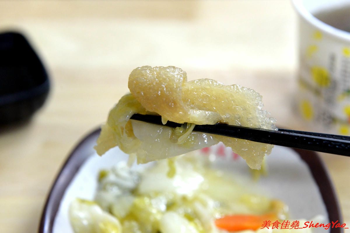 [台中沙鹿]北港焢肉飯 – 歷經大火,相隔兩年多後,北港焢肉飯回來了,熟悉的味道沒有變,滷肉飯、蝦仁飯依舊好好吃,小菜類也很推,店內環境變得乾淨許多了,用餐舒適感大大提升。