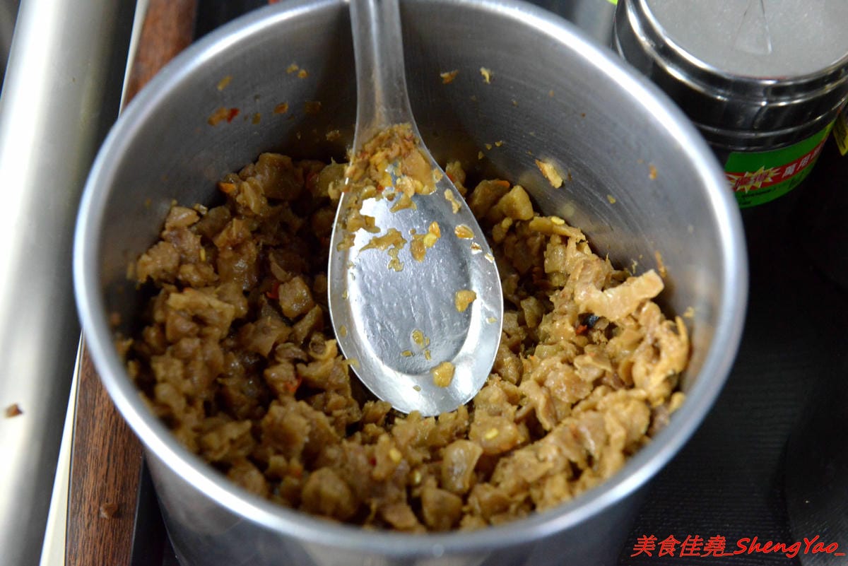 [台中沙鹿]北港焢肉飯 – 歷經大火,相隔兩年多後,北港焢肉飯回來了,熟悉的味道沒有變,滷肉飯、蝦仁飯依舊好好吃,小菜類也很推,店內環境變得乾淨許多了,用餐舒適感大大提升。