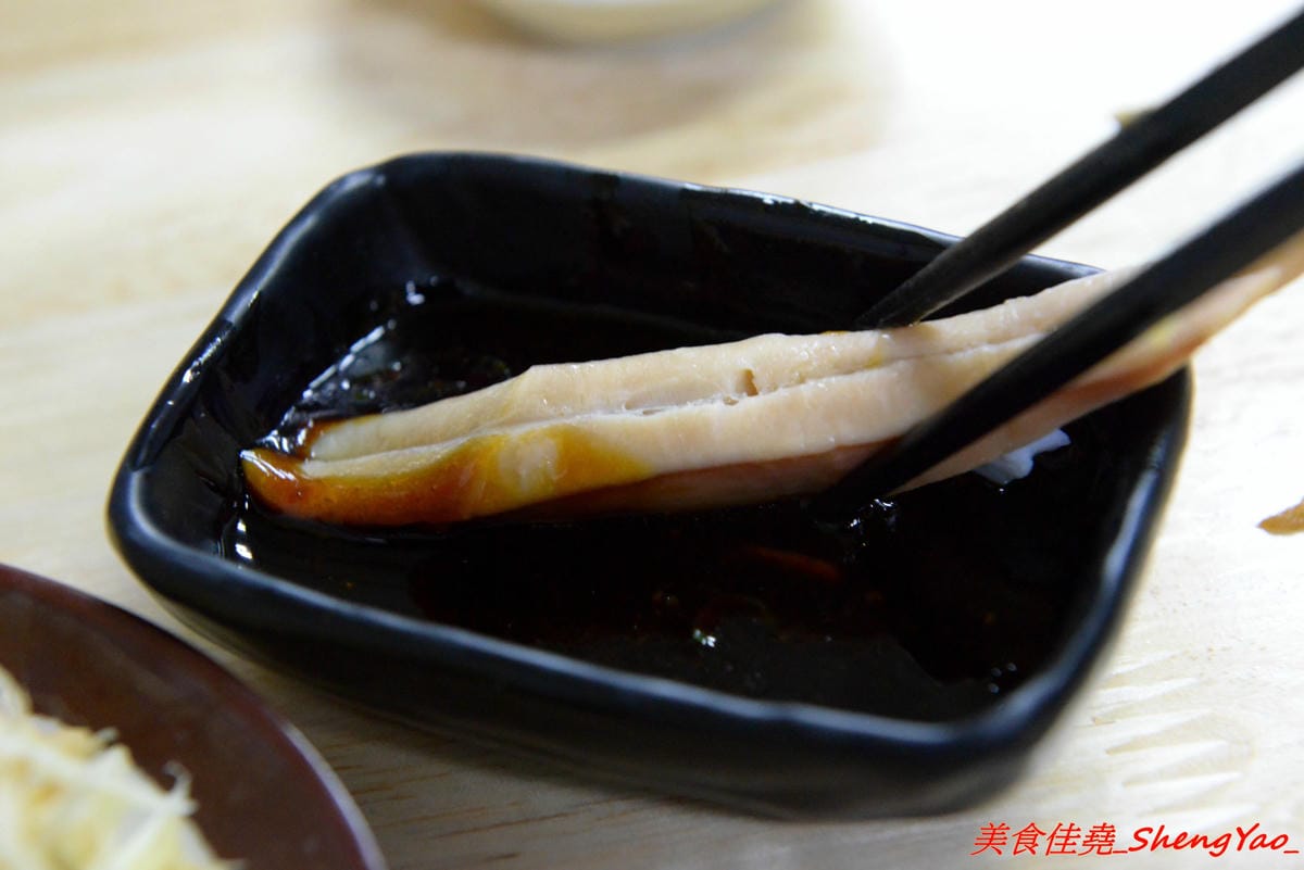 [台中沙鹿]北港焢肉飯 – 歷經大火,相隔兩年多後,北港焢肉飯回來了,熟悉的味道沒有變,滷肉飯、蝦仁飯依舊好好吃,小菜類也很推,店內環境變得乾淨許多了,用餐舒適感大大提升。