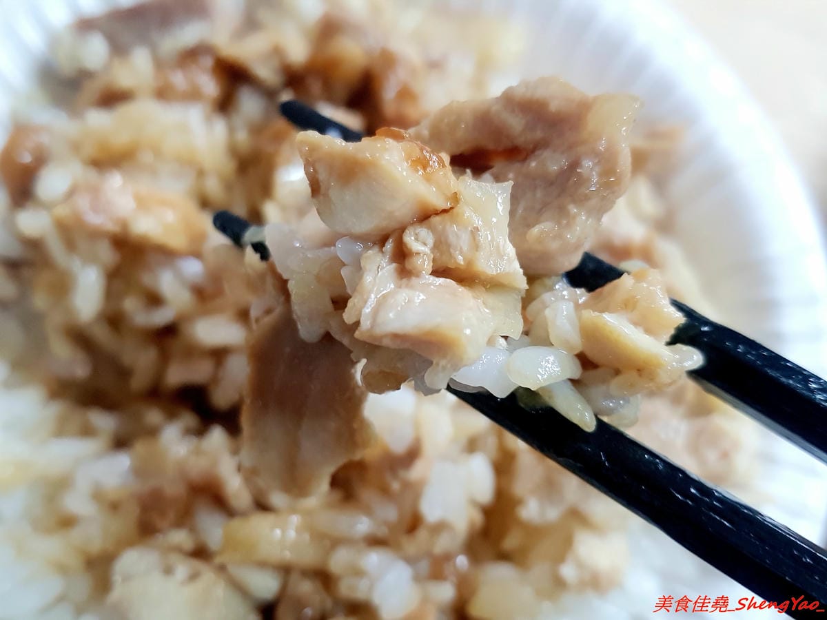 [台中沙鹿]北港焢肉飯 – 歷經大火,相隔兩年多後,北港焢肉飯回來了,熟悉的味道沒有變,滷肉飯、蝦仁飯依舊好好吃,小菜類也很推,店內環境變得乾淨許多了,用餐舒適感大大提升。