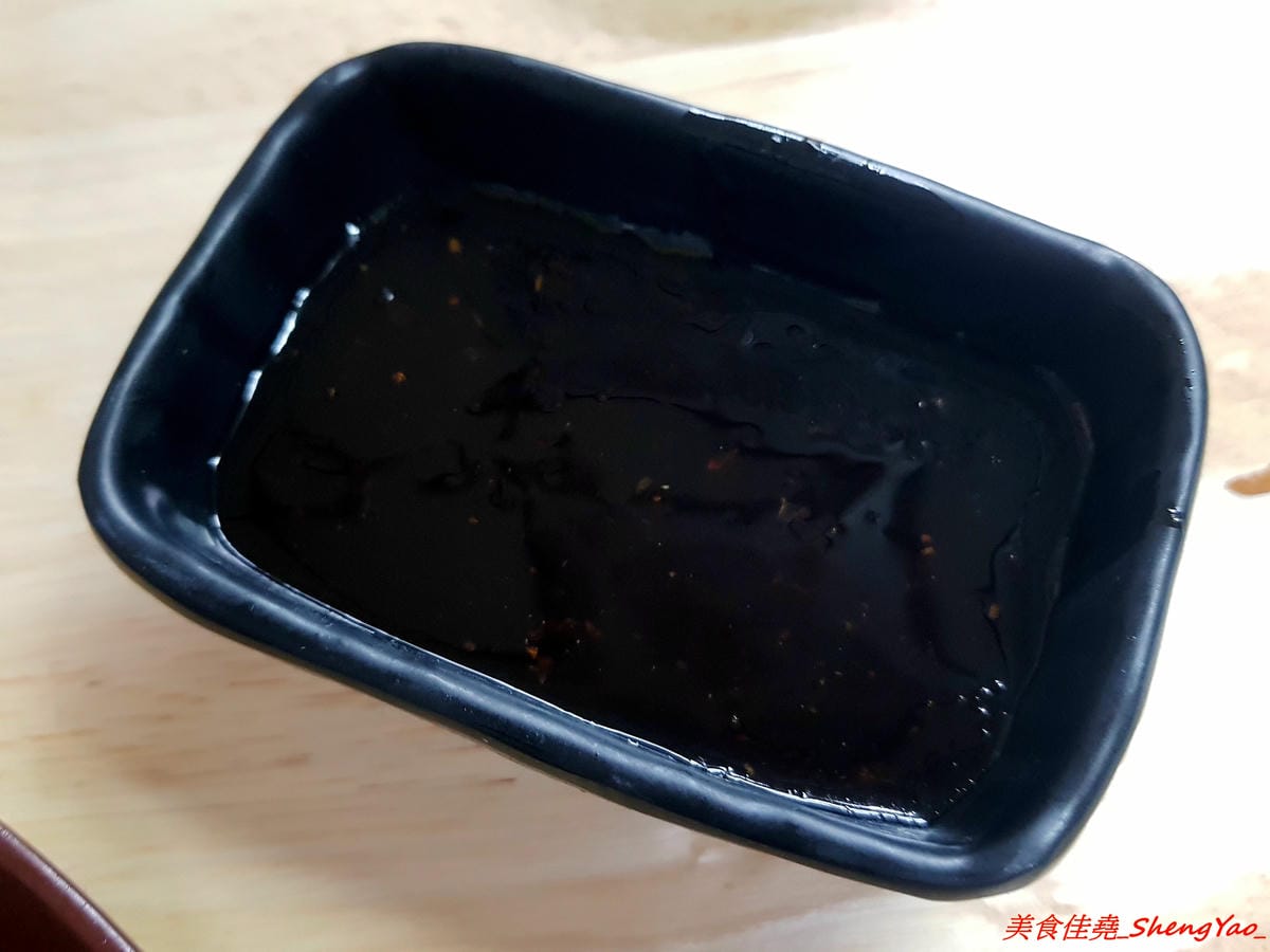 [台中沙鹿]北港焢肉飯 – 歷經大火,相隔兩年多後,北港焢肉飯回來了,熟悉的味道沒有變,滷肉飯、蝦仁飯依舊好好吃,小菜類也很推,店內環境變得乾淨許多了,用餐舒適感大大提升。