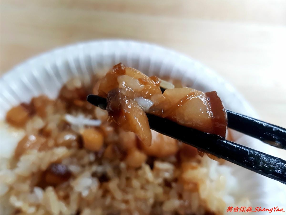 [台中沙鹿]北港焢肉飯 – 歷經大火,相隔兩年多後,北港焢肉飯回來了,熟悉的味道沒有變,滷肉飯、蝦仁飯依舊好好吃,小菜類也很推,店內環境變得乾淨許多了,用餐舒適感大大提升。