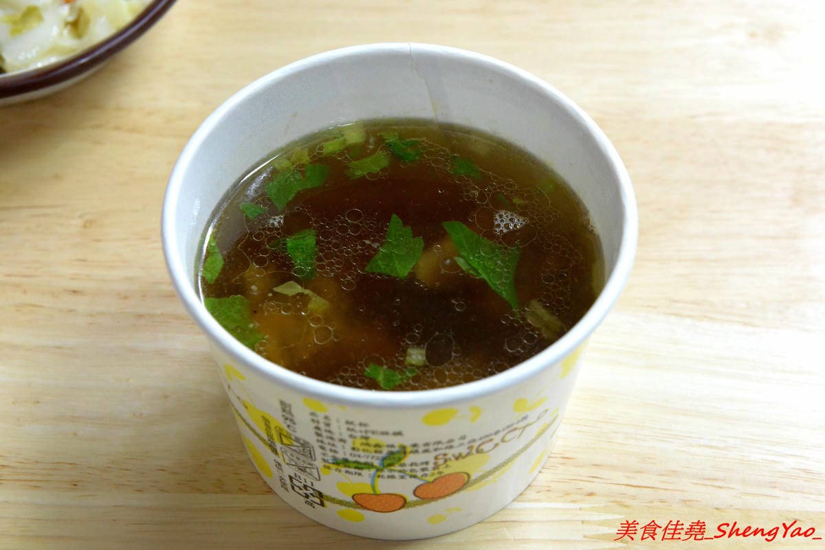 [台中沙鹿]北港焢肉飯 – 歷經大火,相隔兩年多後,北港焢肉飯回來了,熟悉的味道沒有變,滷肉飯、蝦仁飯依舊好好吃,小菜類也很推,店內環境變得乾淨許多了,用餐舒適感大大提升。
