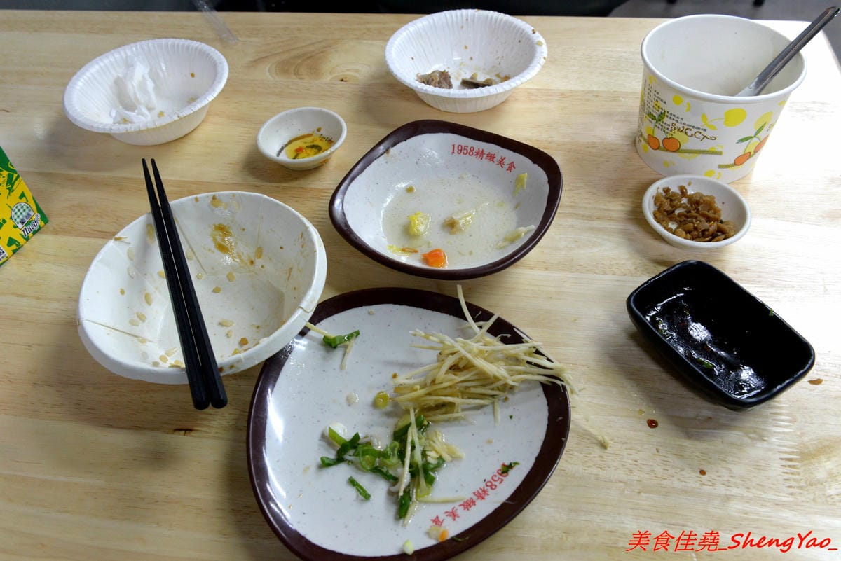 [台中沙鹿]北港焢肉飯 – 歷經大火,相隔兩年多後,北港焢肉飯回來了,熟悉的味道沒有變,滷肉飯、蝦仁飯依舊好好吃,小菜類也很推,店內環境變得乾淨許多了,用餐舒適感大大提升。