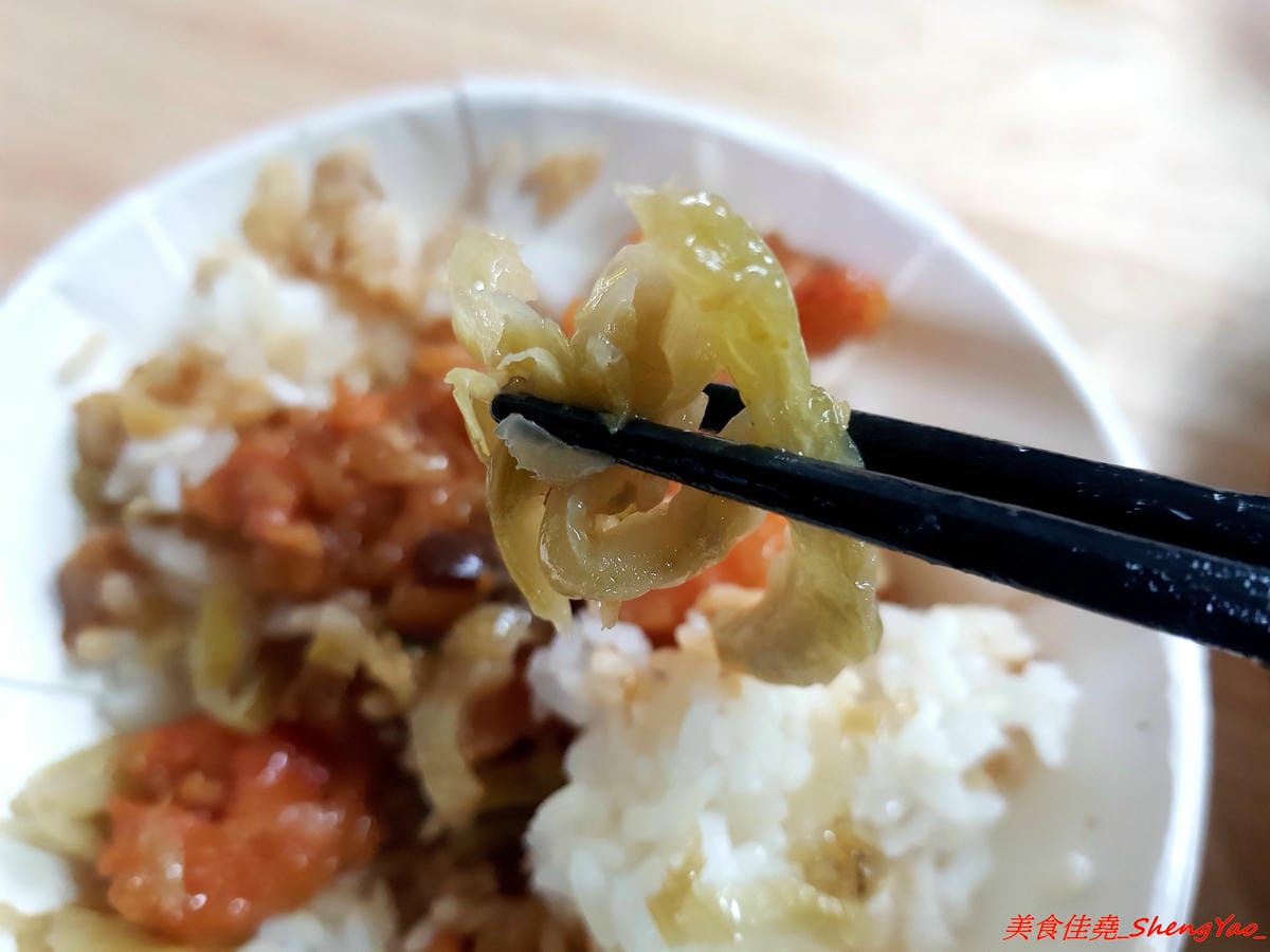 [台中沙鹿]北港焢肉飯 – 歷經大火,相隔兩年多後,北港焢肉飯回來了,熟悉的味道沒有變,滷肉飯、蝦仁飯依舊好好吃,小菜類也很推,店內環境變得乾淨許多了,用餐舒適感大大提升。