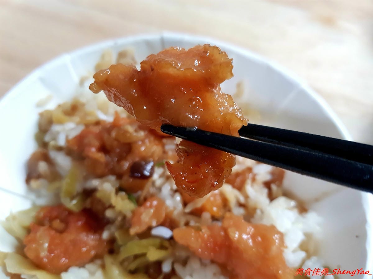 [台中沙鹿]北港焢肉飯 – 歷經大火,相隔兩年多後,北港焢肉飯回來了,熟悉的味道沒有變,滷肉飯、蝦仁飯依舊好好吃,小菜類也很推,店內環境變得乾淨許多了,用餐舒適感大大提升。